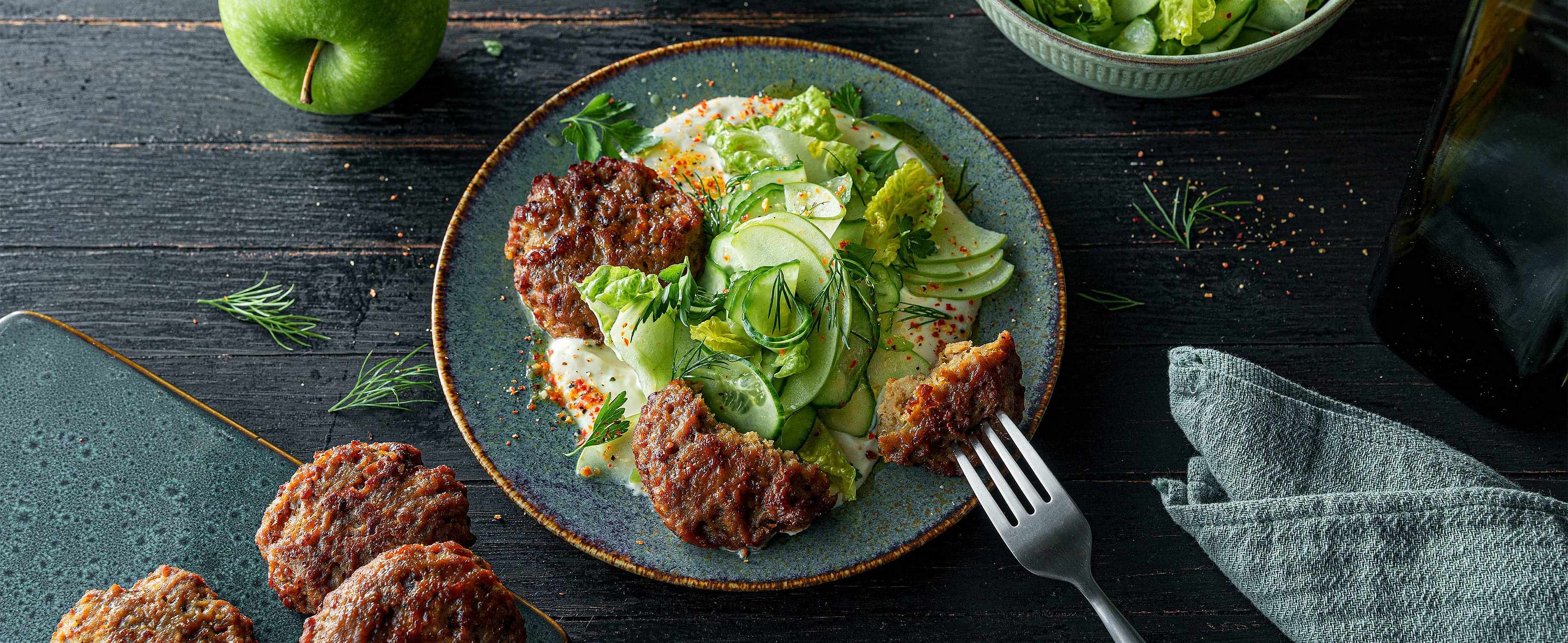 Billies vegane Frikadelle mit Apfel-Gurkensalat & Joghurtdressing