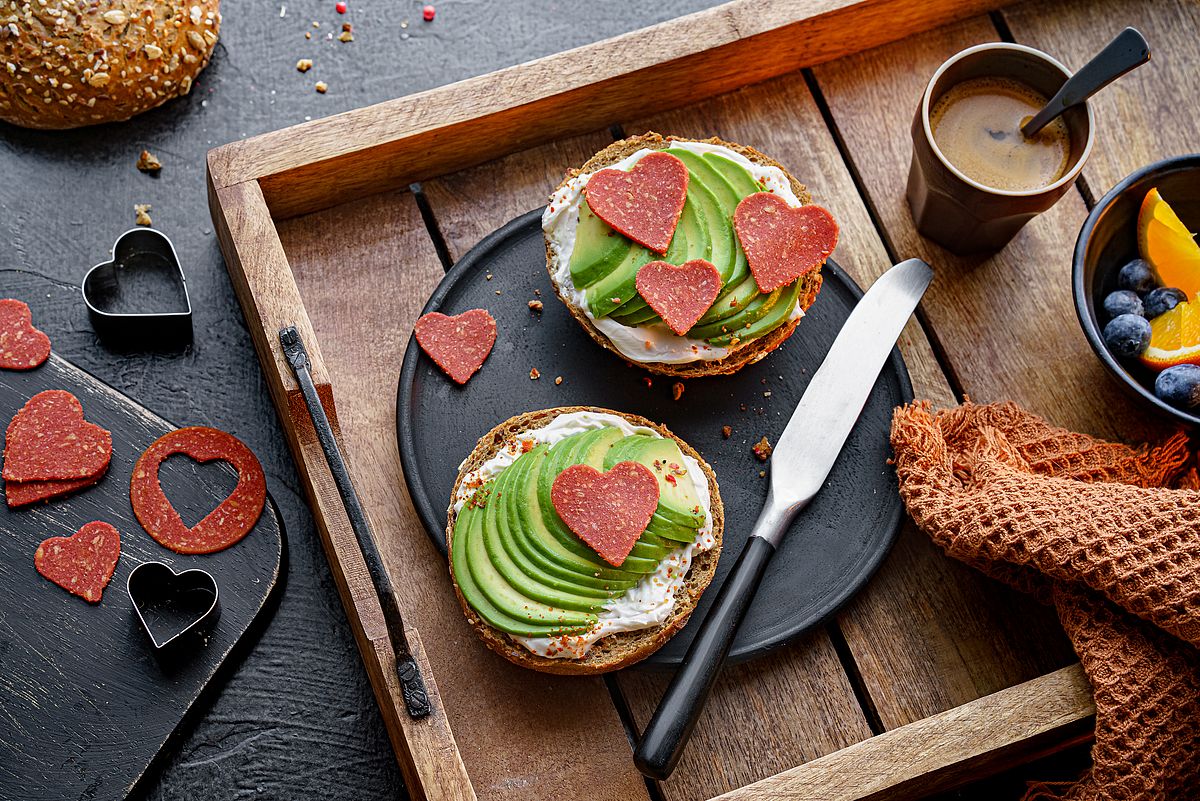 Herzbrötchen mit veganer Salami | Billie Green