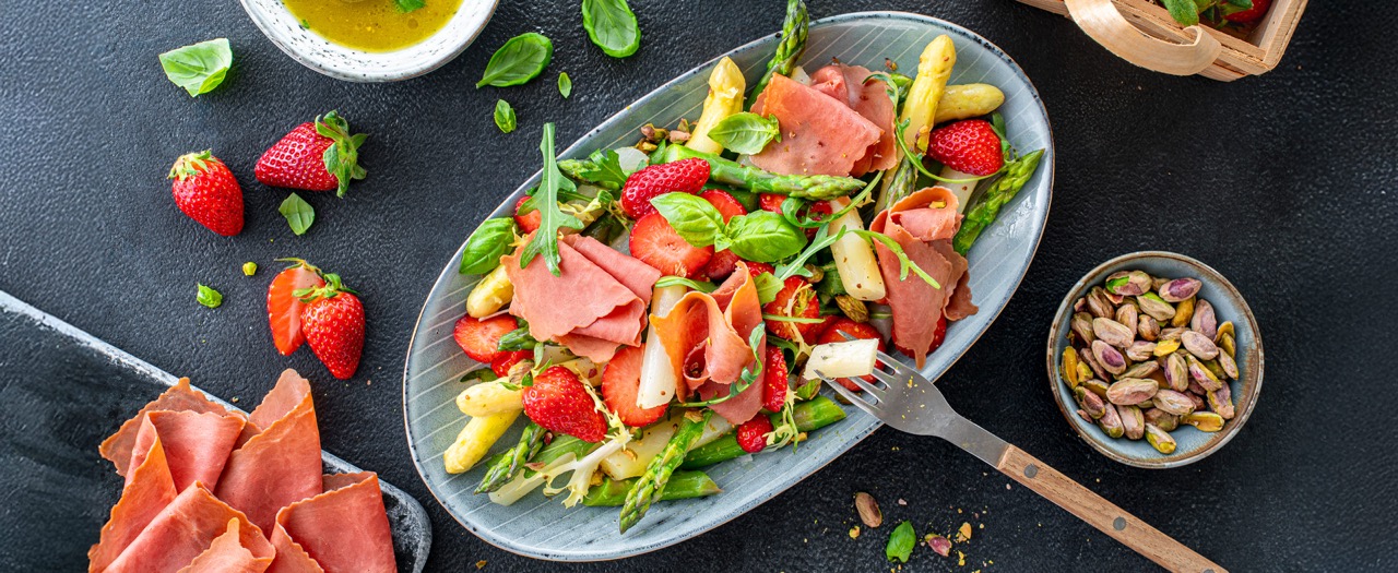 Spargel-Salat mit Erdbeeren und veganem Rohschinken