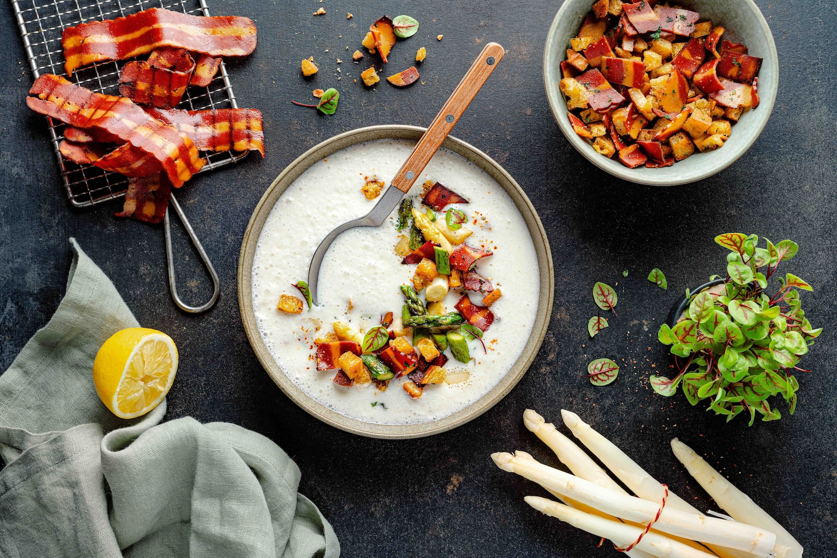 Vegane Spargelcremesuppe mit Bacon-Croutons