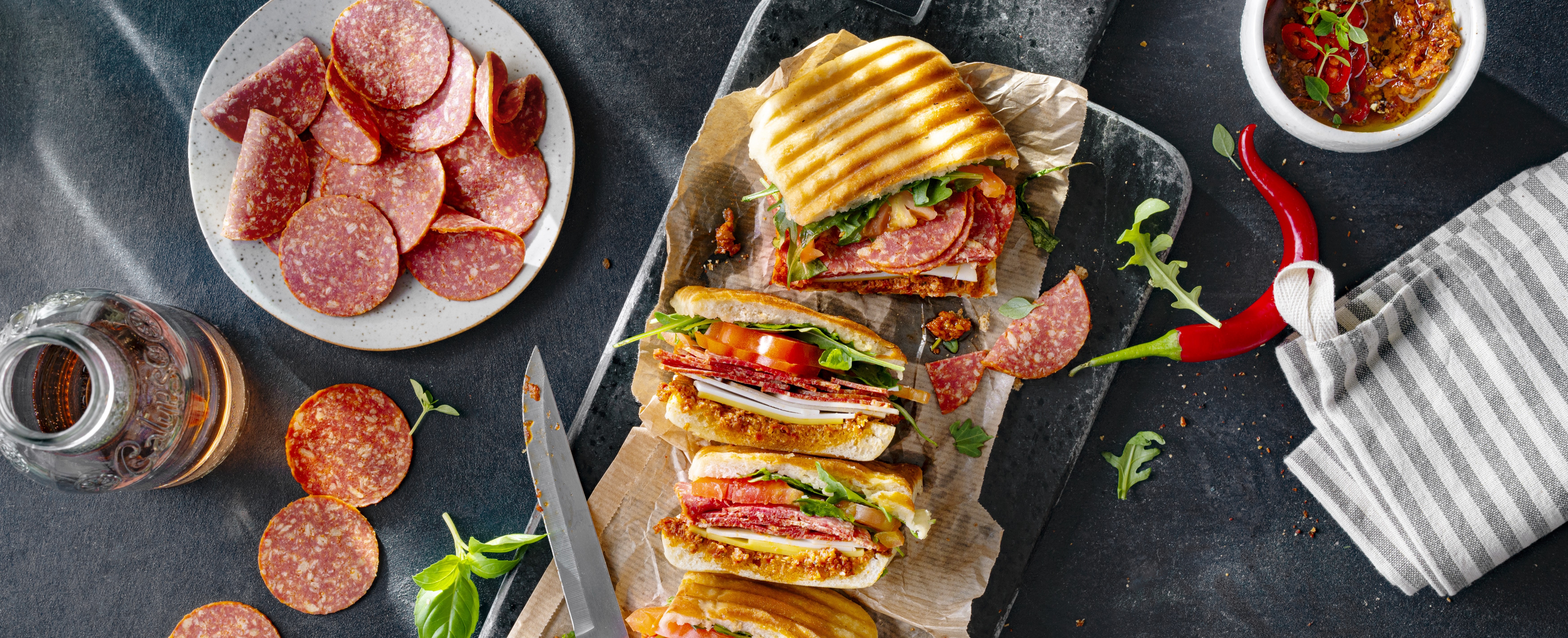 Veganes Panini-Sandwich mit Chili-Tomaten-Pesto und Salami